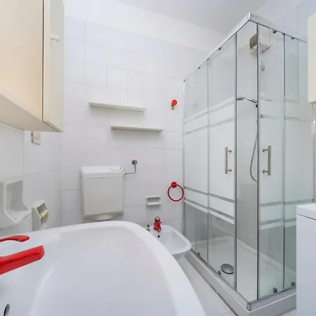 Zia Dina - With Balcony Apartmán *